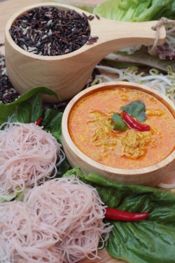 Tay curry ile riceberry pirinç şehriye