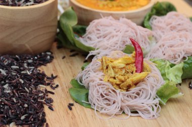 Tay curry ile riceberry pirinç şehriye