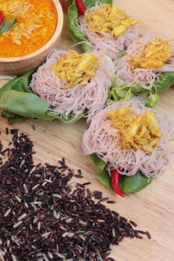 Tay curry ile riceberry pirinç şehriye