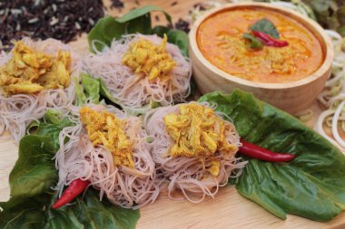 Tay curry ile riceberry pirinç şehriye