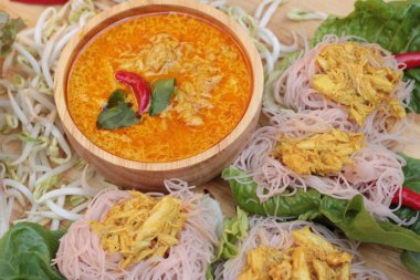 Tay curry ile riceberry pirinç şehriye