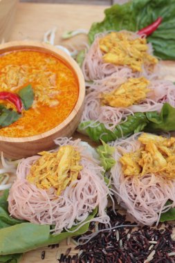 Tay curry ile riceberry pirinç şehriye