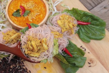 Tay curry ile riceberry pirinç şehriye