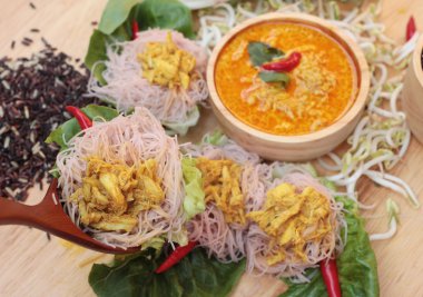 Tay curry ile riceberry pirinç şehriye