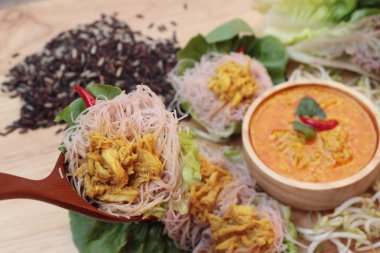 Tay curry ile riceberry pirinç şehriye