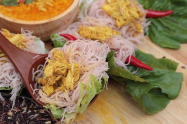 Tay curry ile riceberry pirinç şehriye