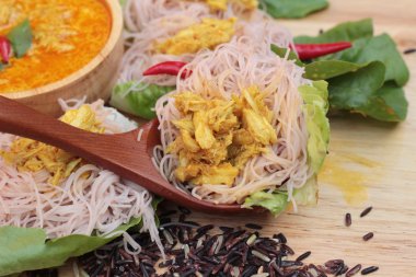 Tay curry ile riceberry pirinç şehriye