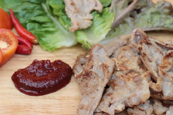 Comida coreana de cerdo a la parrilla con salsa de chile . — Foto de Stock