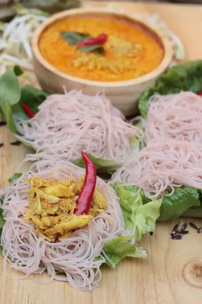 Curry tailandés con fideos de arroz con arándanos —  Fotos de Stock