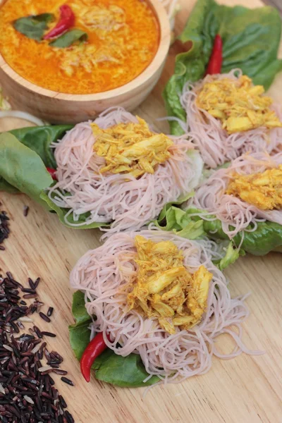 Thai-Curry mit Preiselbeeren-Reisnudeln — Stockfoto