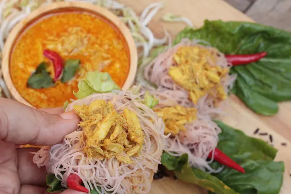 Curry tailandese con tagliatella di riso ai mirtilli — Foto Stock
