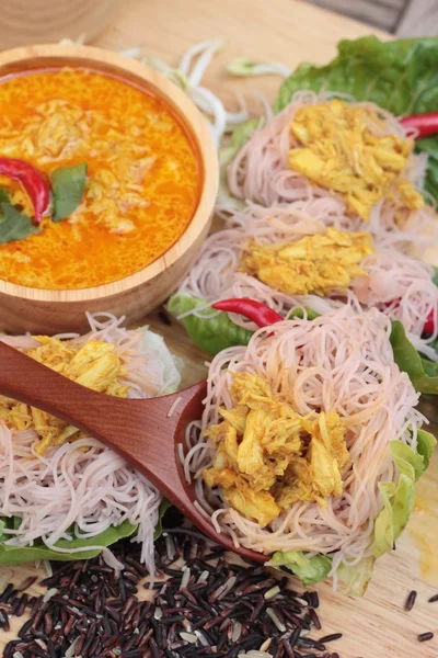 Tay curry ile riceberry pirinç şehriye