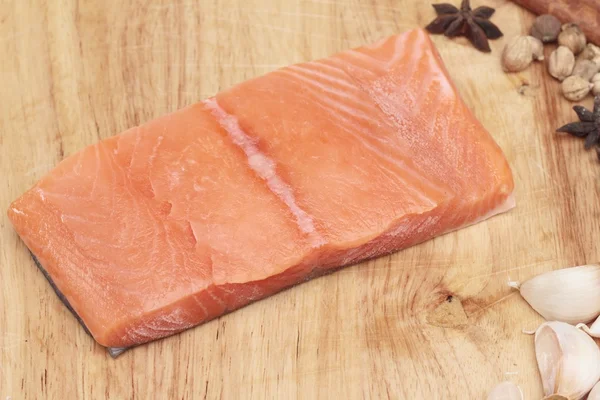 Filet de saumon cru frais sur fond de bois . — Photo