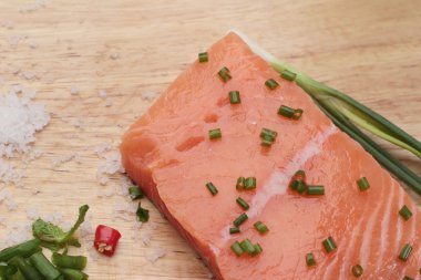 ahşap arka plan üzerinde taze Çiğ somon fileto.