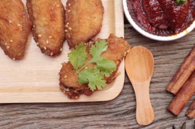 Kore kızarmış tavuk ahşap arka plan üzerinde lezzetlidir.