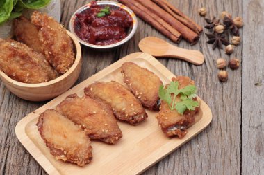 Kore kızarmış tavuk ahşap arka plan üzerinde lezzetlidir.