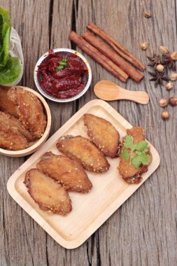 Kore kızarmış tavuk ahşap arka plan üzerinde lezzetlidir.