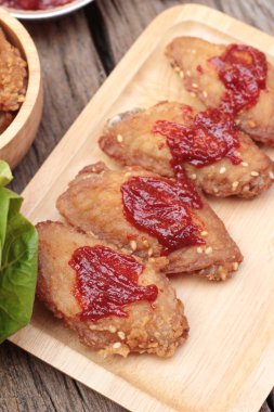 Kore kızarmış tavuk ahşap arka plan üzerinde lezzetlidir.