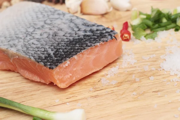 Fresh raw salmon fillet on wood background. — Stock Photo, Image