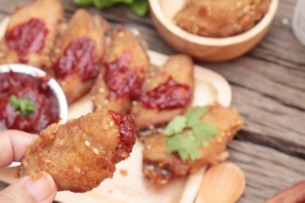 Kore kızarmış tavuk ahşap arka plan üzerinde lezzetlidir. — Stok fotoğraf
