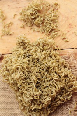 Ahşap arka plan üzerinde kuru anlık sebze erişte