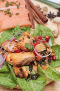 Somon salata ile ham somon lezzetli baharatlı