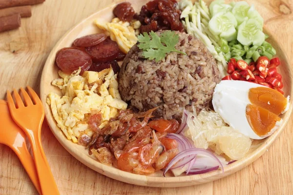 Smažená rýže s krevetami vložit thajské potravin — Stock fotografie