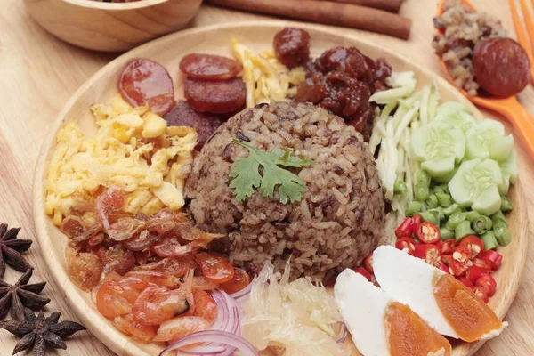 Gebakken rijst met garnalen plakken Thais eten — Stockfoto