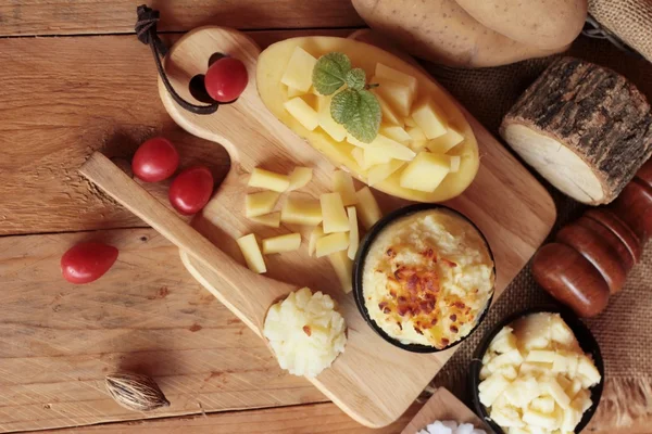 Potatismos och färsk potatis är gott — Stockfoto