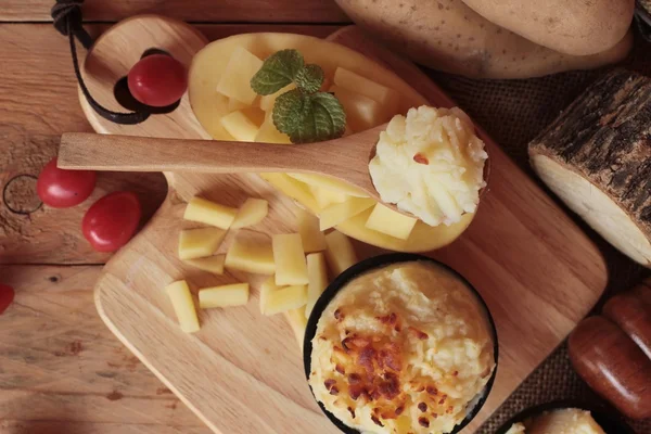 Mashed potatoes and fresh potatoes is delicious — Stock Photo, Image