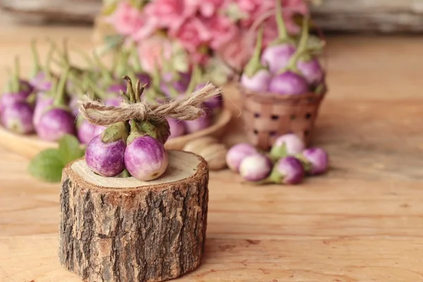 Frische lila Auberginen für gesunde und leckere — Stockfoto