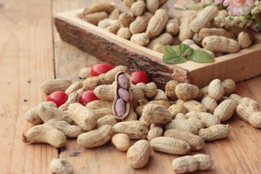 Fıstık ve ahşap zemin üzerine haşlanmış fıstık.