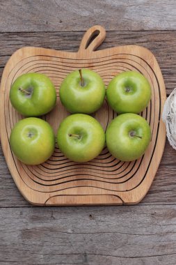 Yeşil elma ahşap arka plan üzerinde lezzetli