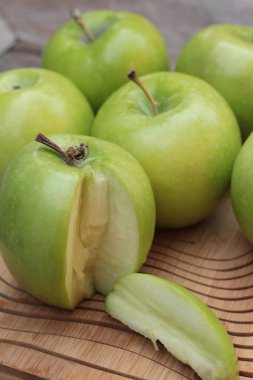 Yeşil elma ahşap arka plan üzerinde lezzetli