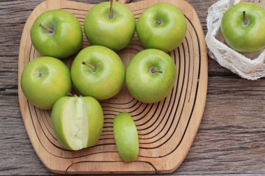 Yeşil elma ahşap arka plan üzerinde lezzetli