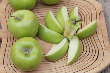 Yeşil elma ahşap arka plan üzerinde lezzetli