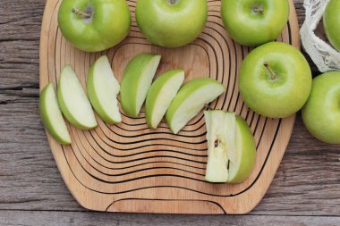 Yeşil elma ahşap arka plan üzerinde lezzetli