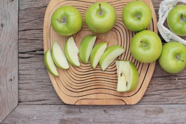 Yeşil elma ahşap arka plan üzerinde lezzetli