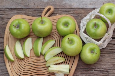 Yeşil elma ahşap arka plan üzerinde lezzetli