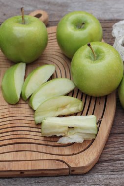 Yeşil elma ahşap arka plan üzerinde lezzetli