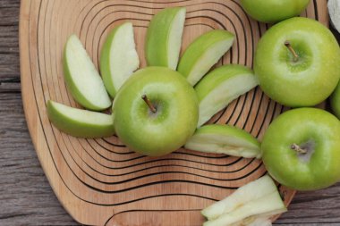 Yeşil elma ahşap arka plan üzerinde lezzetli