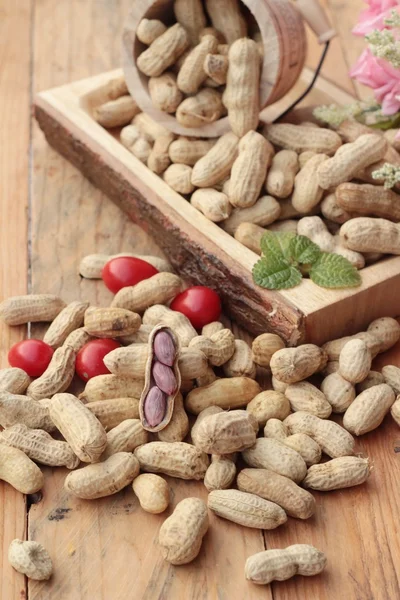 Peanut and boiled peanuts on wood background. — Stock Photo, Image