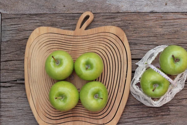 Grüne Äpfel sind köstlich auf Holz Hintergrund — Stockfoto