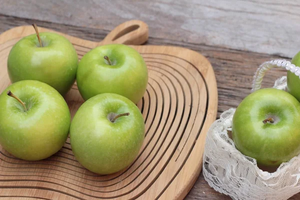 Gröna äpplen är gott på trä bakgrund — Stockfoto