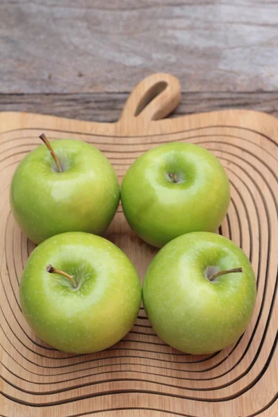 Zielone jabłka jest pyszne na tle drewna — Zdjęcie stockowe
