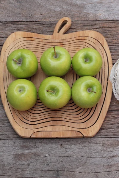 Yeşil elma ahşap arka plan üzerinde lezzetli