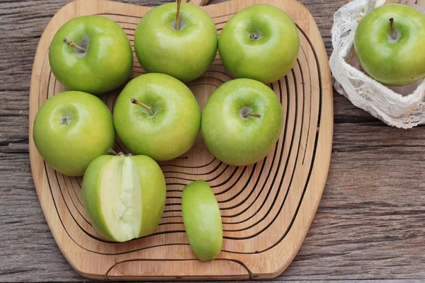 Yeşil elma ahşap arka plan üzerinde lezzetli