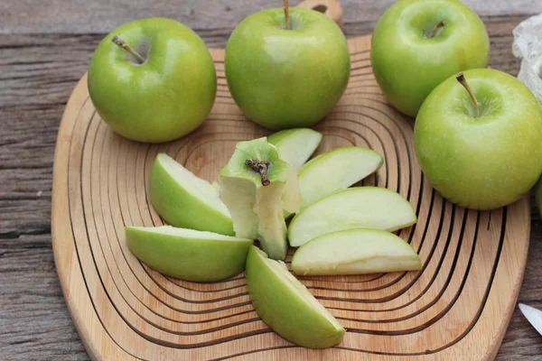 Grüne Äpfel sind köstlich auf Holz Hintergrund — Stockfoto