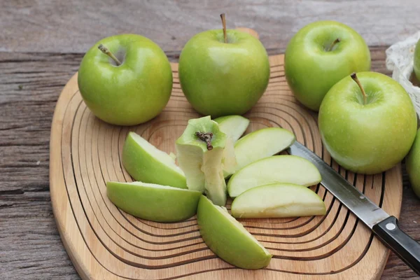 Green apples is delicious on wood background — Stock Photo, Image