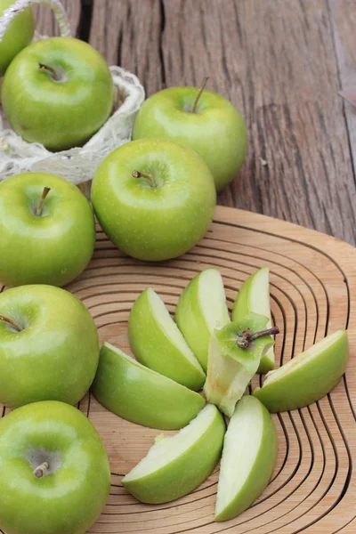 Yeşil elma ahşap arka plan üzerinde lezzetli